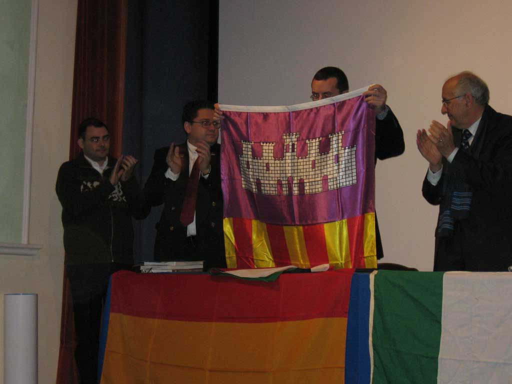 Entregant la bandera de Mallorca al sindaco de Palena