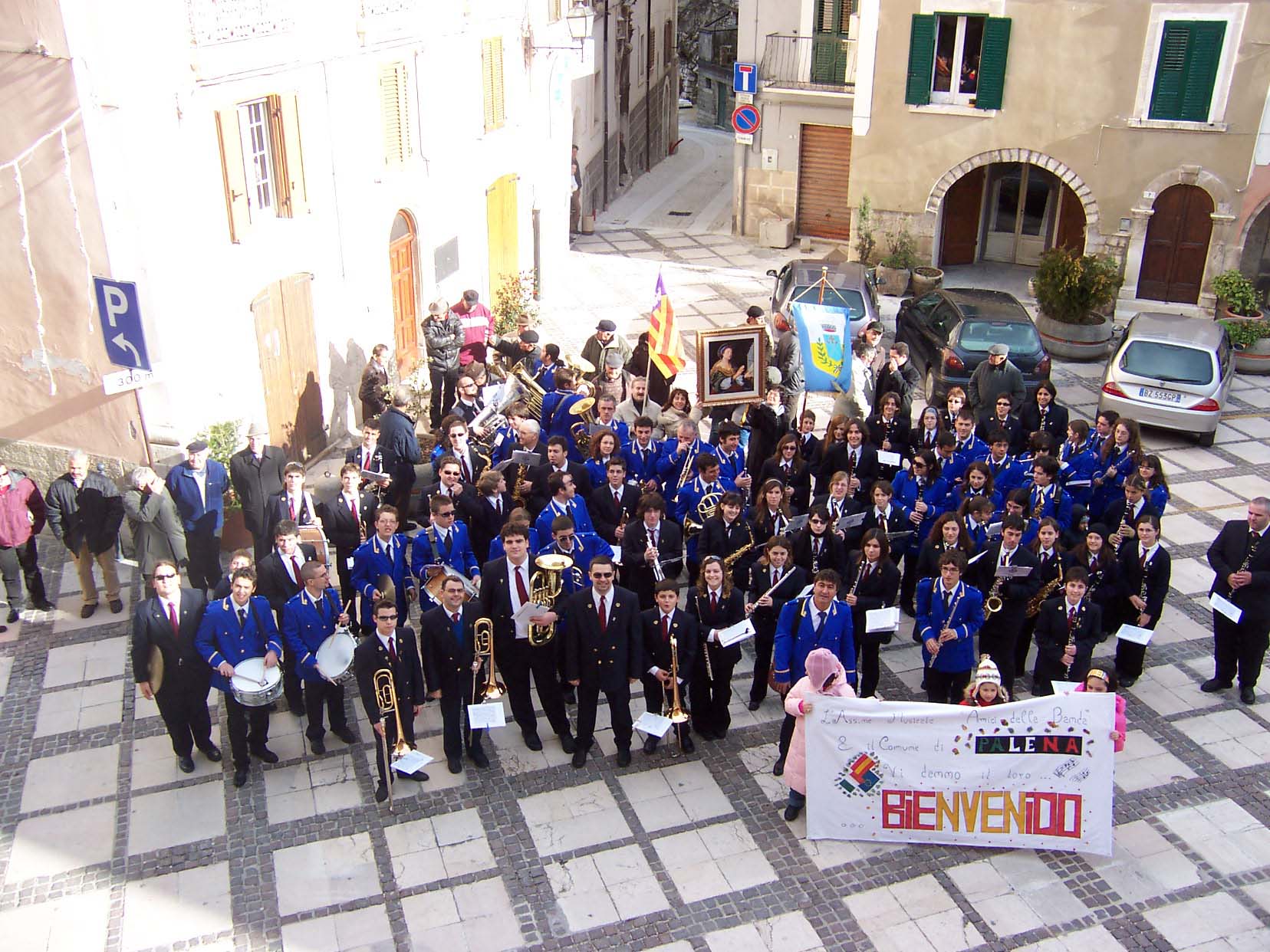 Els músics d'ambdues bandes al mig de la plaça del poble.