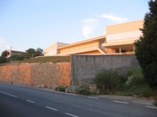 Mur de conteci� baix el centre de dia