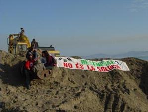 Activistes del GOB contra la regeneraci� a la platja de Can Picafort.
